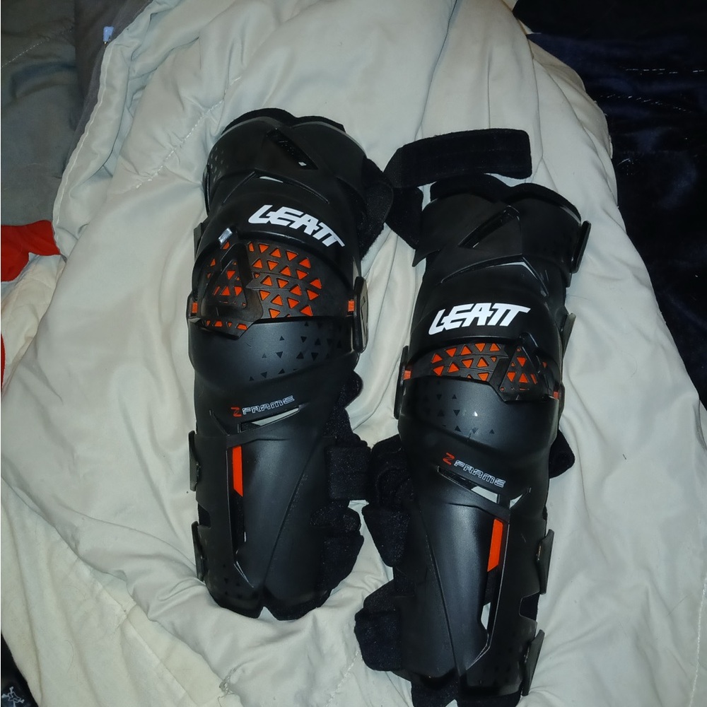 Leatt Black Knee Braces